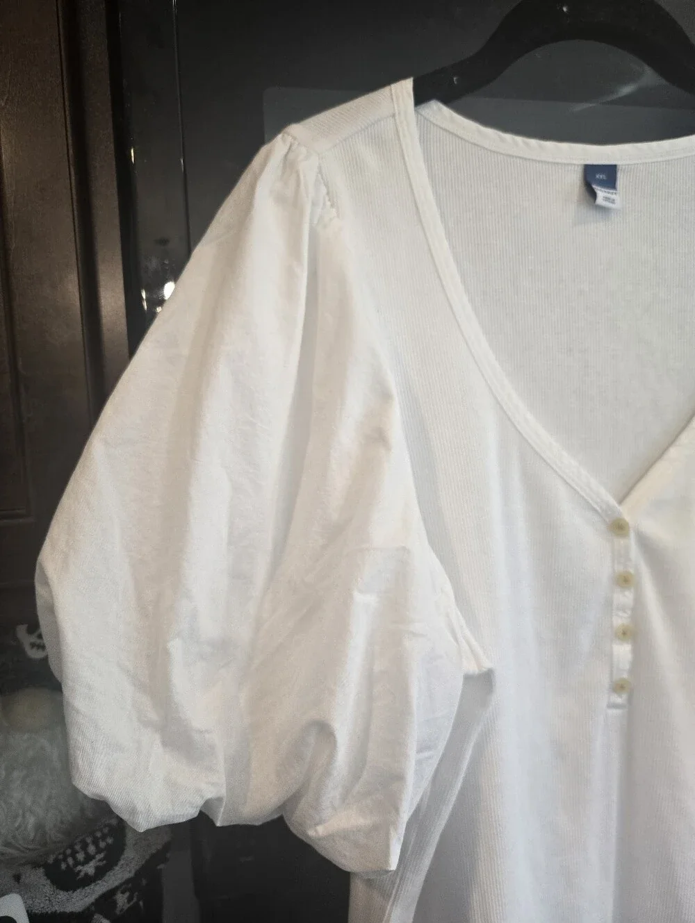 NWT!! Old Navy White Puff-Sleeve V-Neck Top with Button Detail. Size XXL